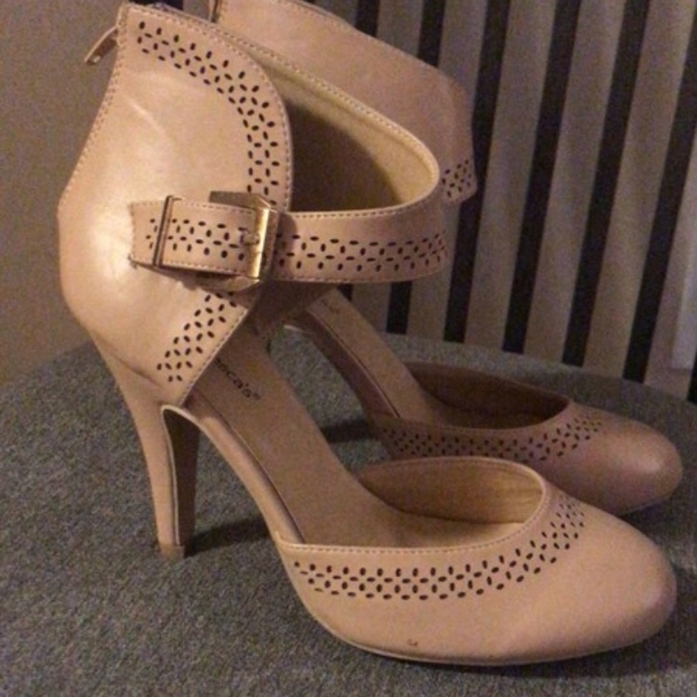 Adorable heels!! Unique! Sale! Summer!